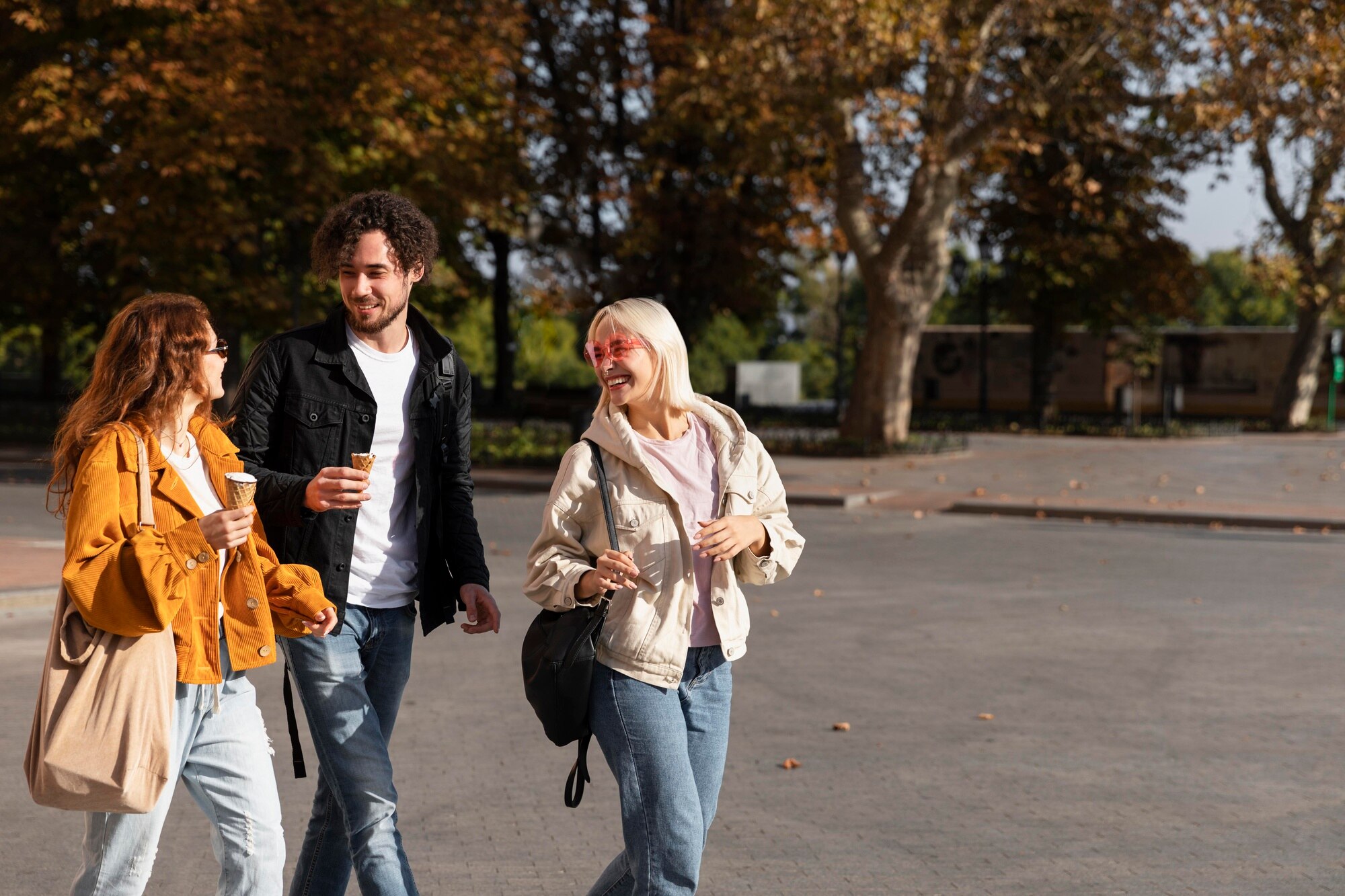Personas caminando juntas